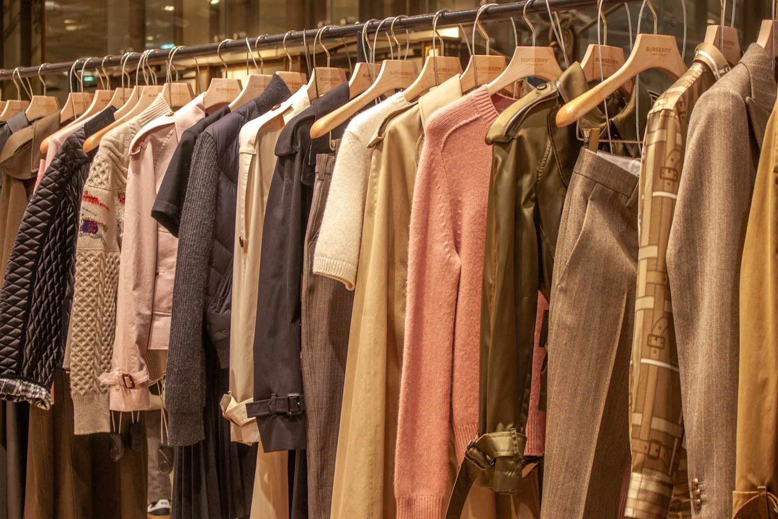 秋冬のニットやアウターが並ぶ衣服のラック（イメージ写真）