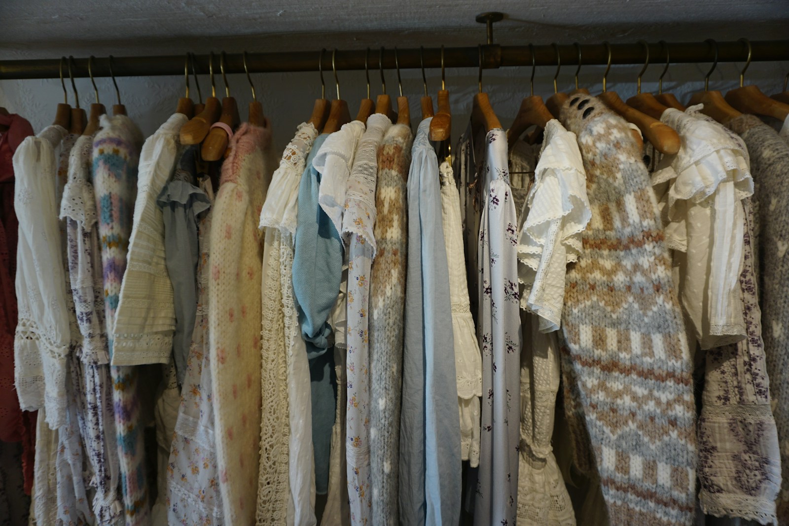 服が並ぶラック（イメージ写真）