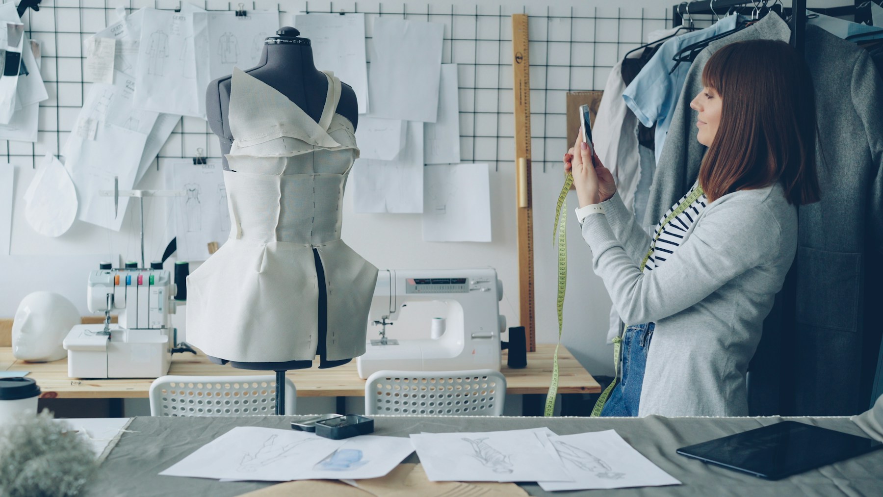 服をスマートフォンで撮影する様子（イメージ写真・ワールドの販売員ではありません）