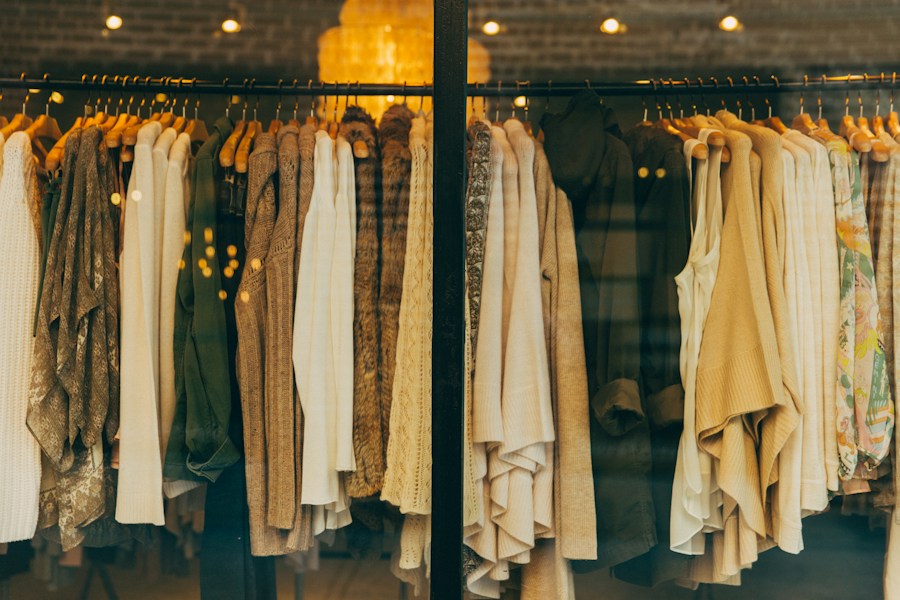 服のディテールが並ぶ売場（イメージ写真）